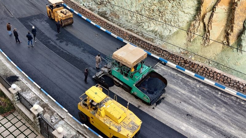 Finisseur et compacteur posant la couche de roulement d'une voirie