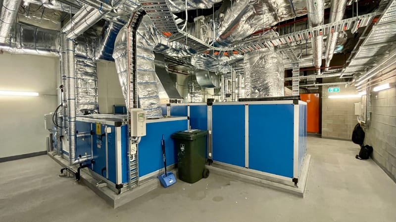 Centrale de traitement d'air et réseau de gaines dans un local technique